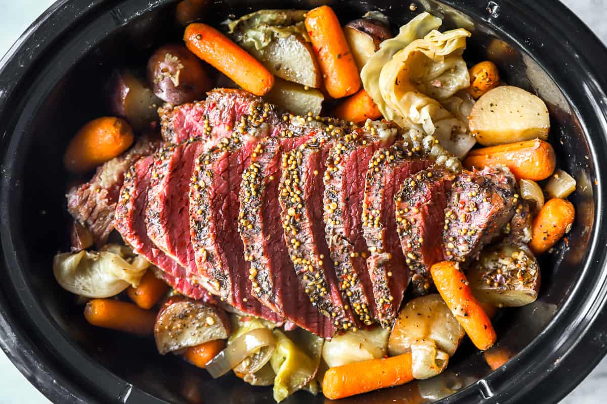 https://www.thecookierookie.com/wp-content/uploads/2023/03/how-to-crockpot-corned-beef-and-cabbage-recipe-2.jpg