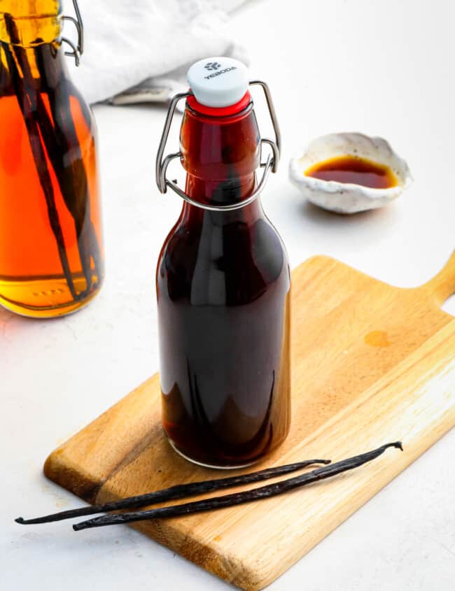 https://www.thecookierookie.com/wp-content/uploads/2023/04/homemade-vanilla-extract-recipe-650x845.jpg