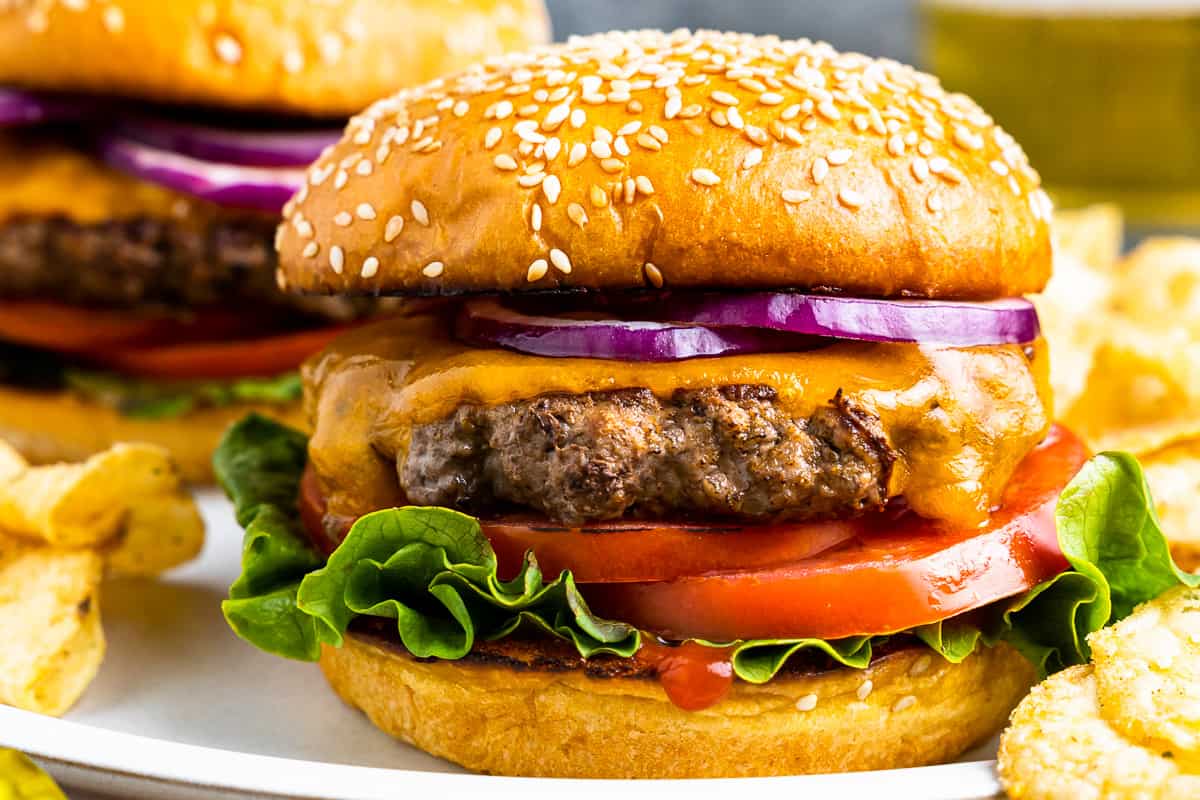 https://www.thecookierookie.com/wp-content/uploads/2023/04/stovetop-burgers-recipe-3.jpg