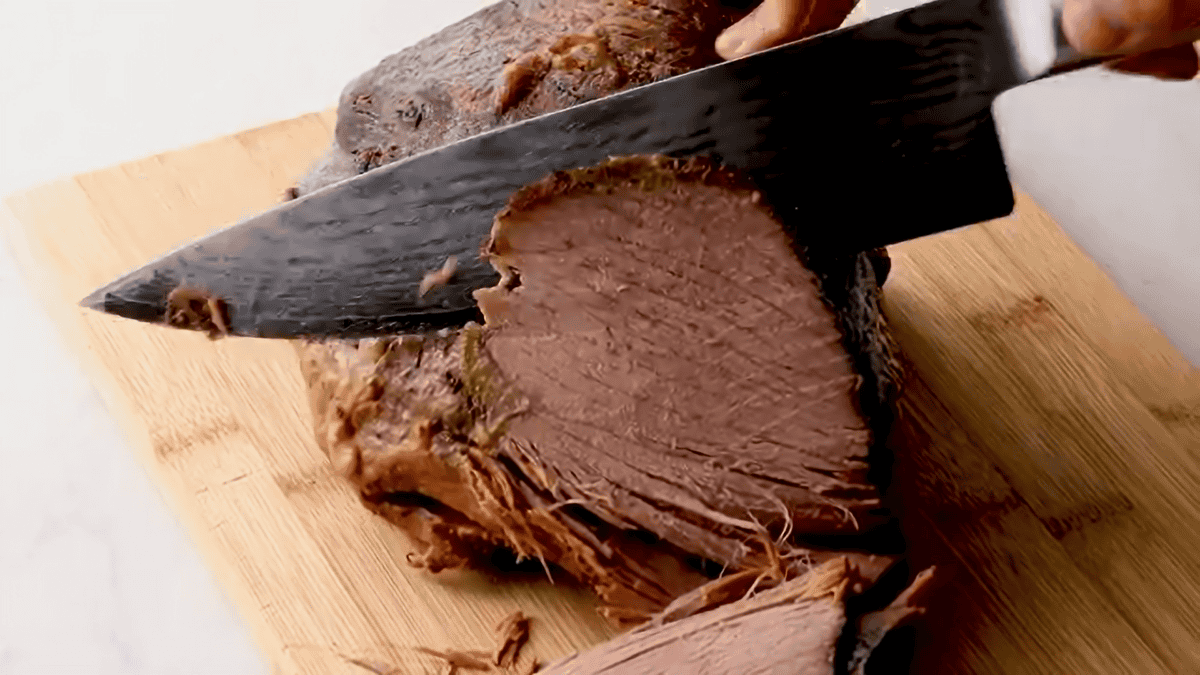 slicing the roast