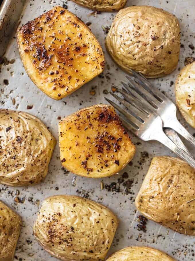 närbild av örter på ört rostad potatis