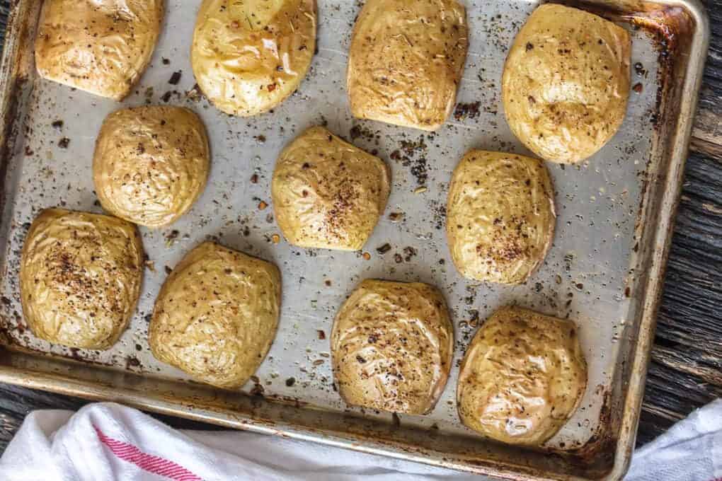 potatis halverad på en plåt