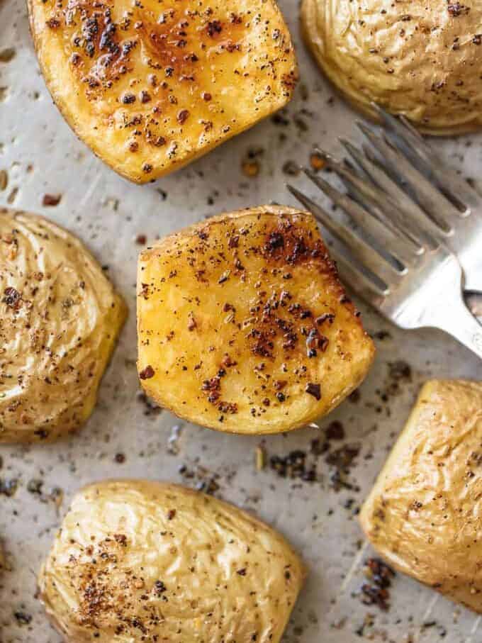 ört rostad potatis på en plåt