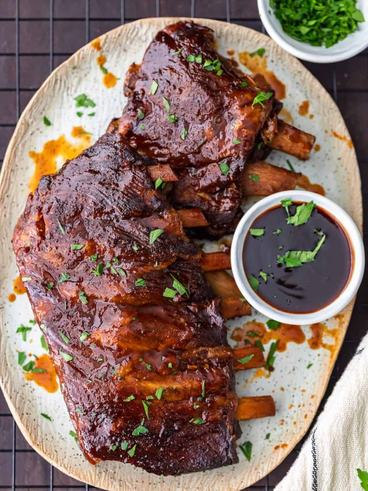 slow cooker bbq ribs on a serving plate