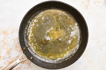 a frying pan with oil in it.