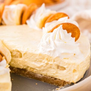 A slice of banana cheesecake on a plate.