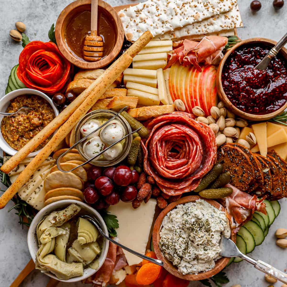 https://www.thecookierookie.com/wp-content/uploads/2023/08/featured-how-to-make-a-charcuterie-board-recipe.jpg