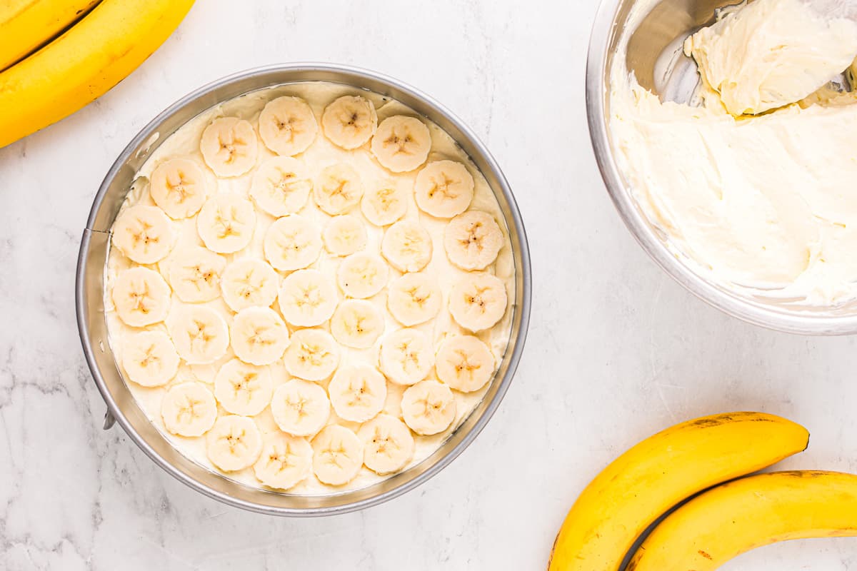 A bowl of bananas and a bowl of icing.