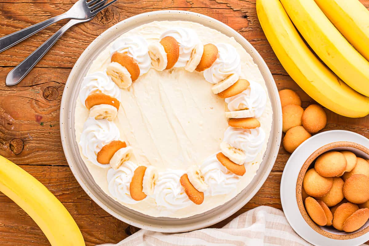 A cake with whipped cream and bananas.