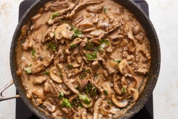 A skillet filled with mushrooms and gravy.