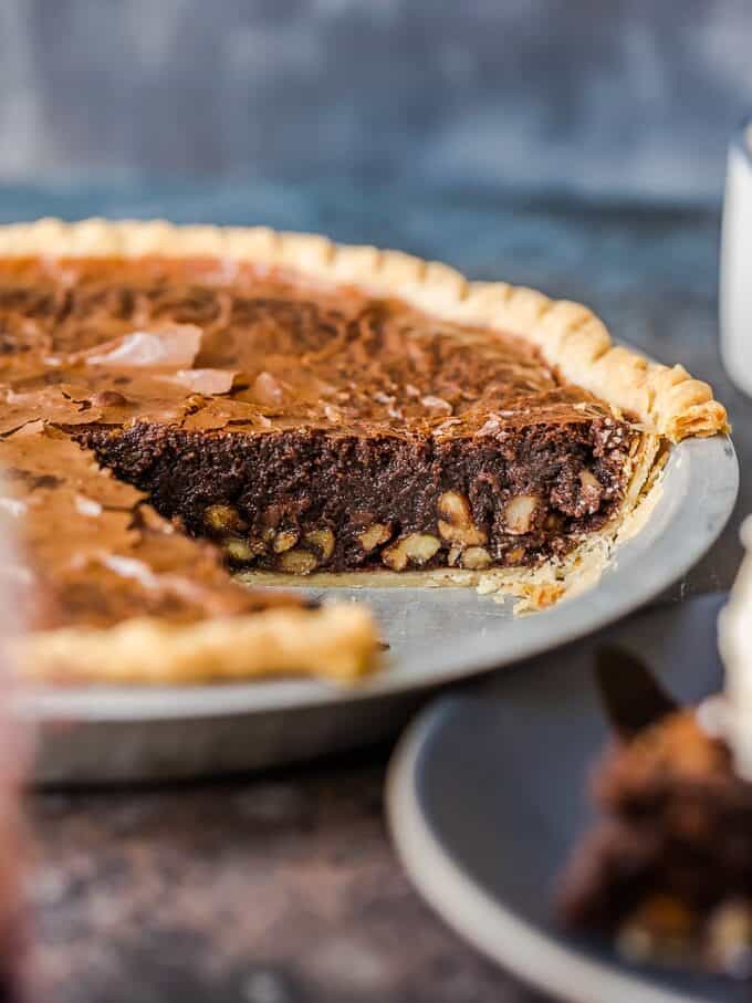 Brownie pie with a layer of pecans inside