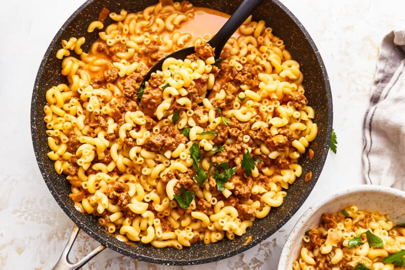 A skillet with cheeseburger macaroni in it.