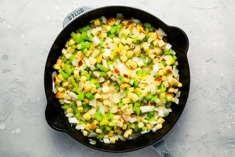 A skillet filled with green beans and onions.