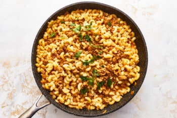 A skillet filled with macaroni and cheese.
