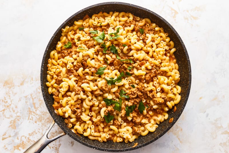 A skillet filled with macaroni and cheese.