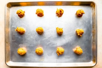 A baking sheet full of cookies on a table.