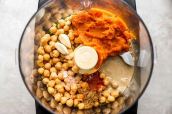 Chickpeas and garlic in a food processor.