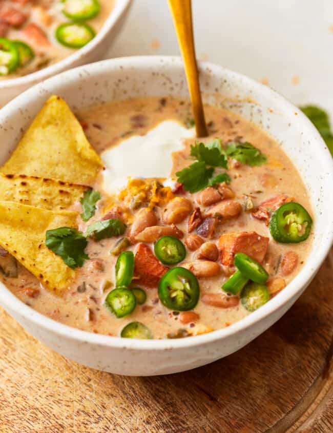 https://www.thecookierookie.com/wp-content/uploads/2023/10/white-chicken-chili-recipe-2-650x845.jpg