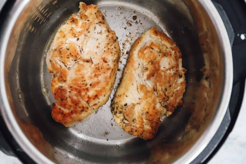 2 seared chicken breasts in an instant pot.
