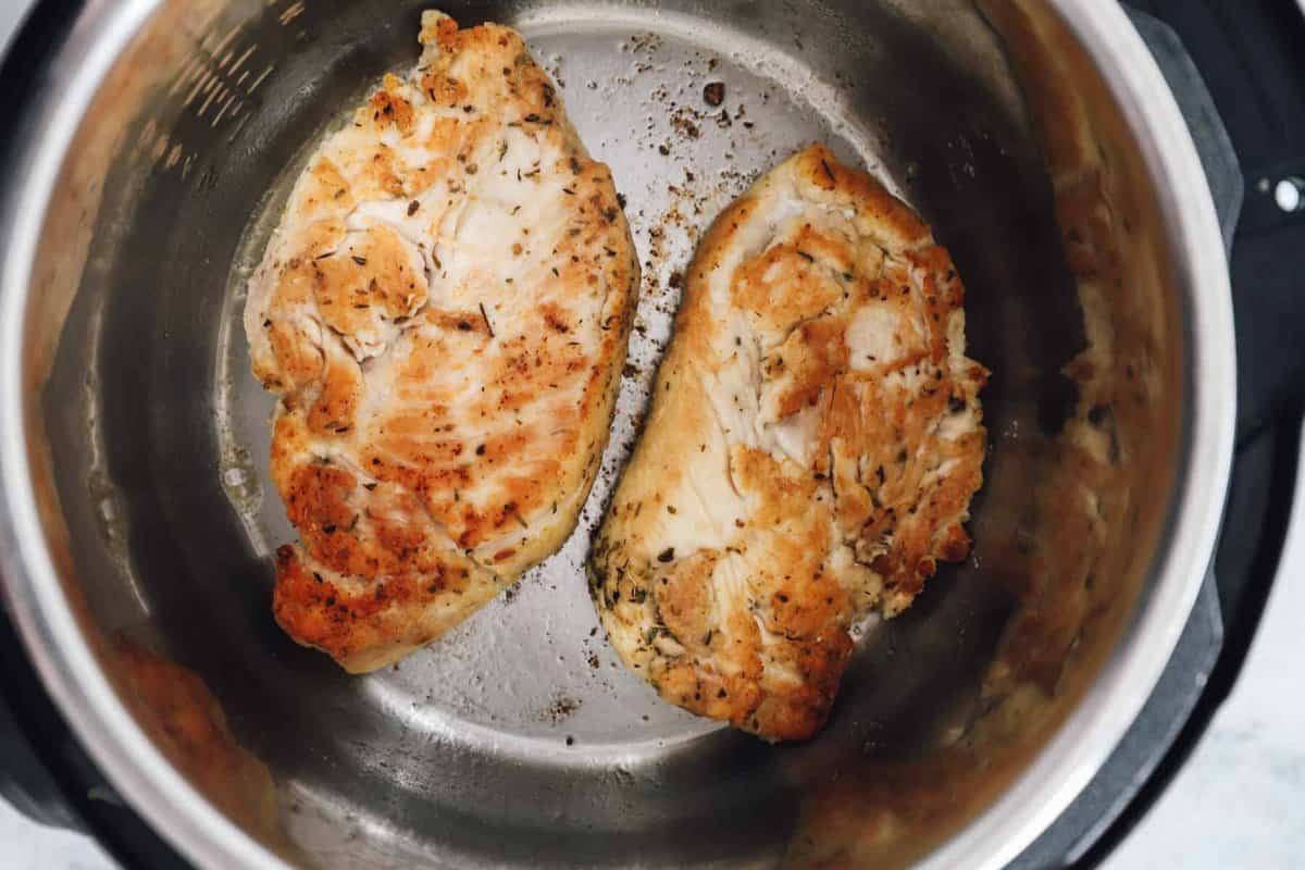 2 seared chicken breasts in an instant pot.