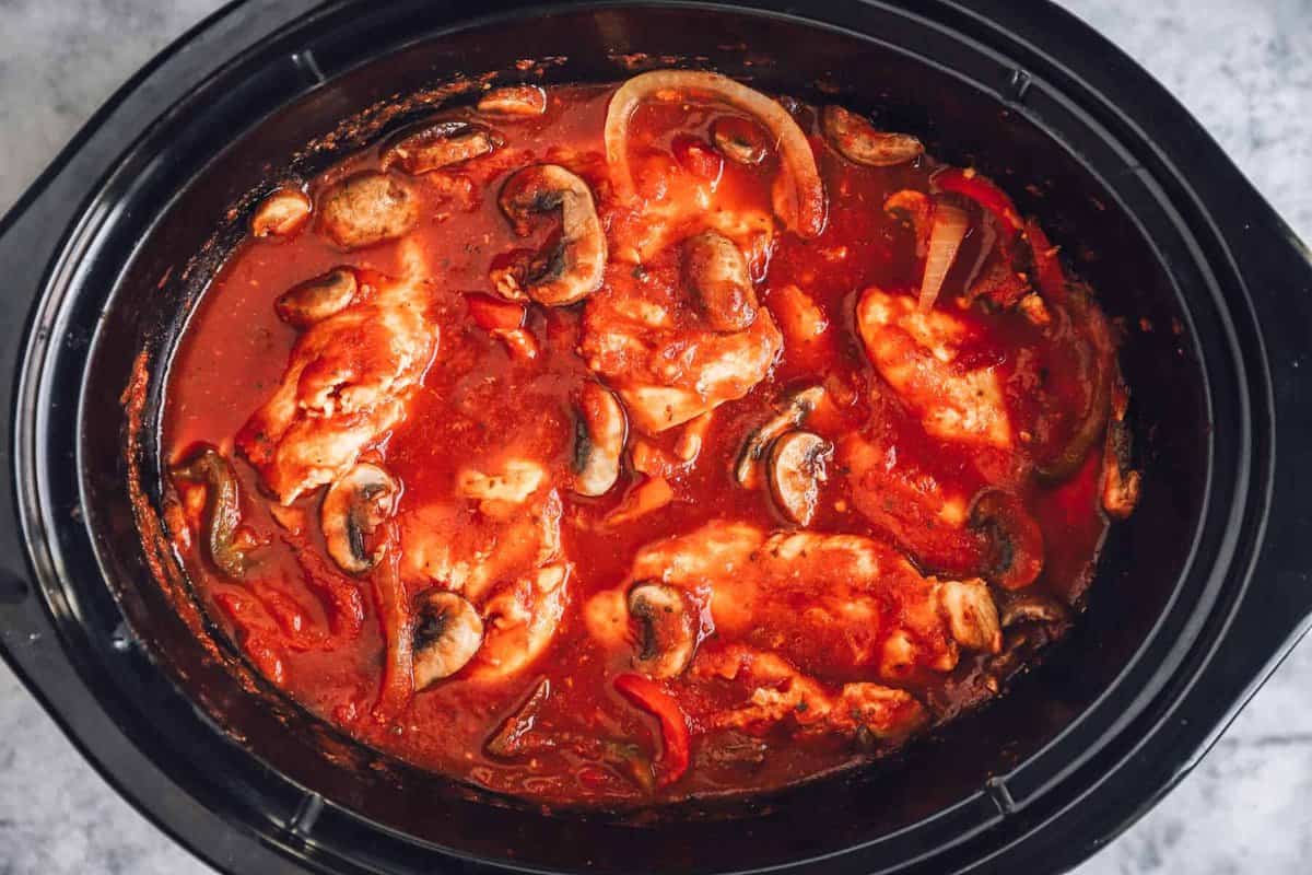 overhead view of chicken cacciatore in a crockpot.