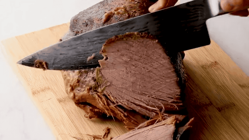 slicing the roast