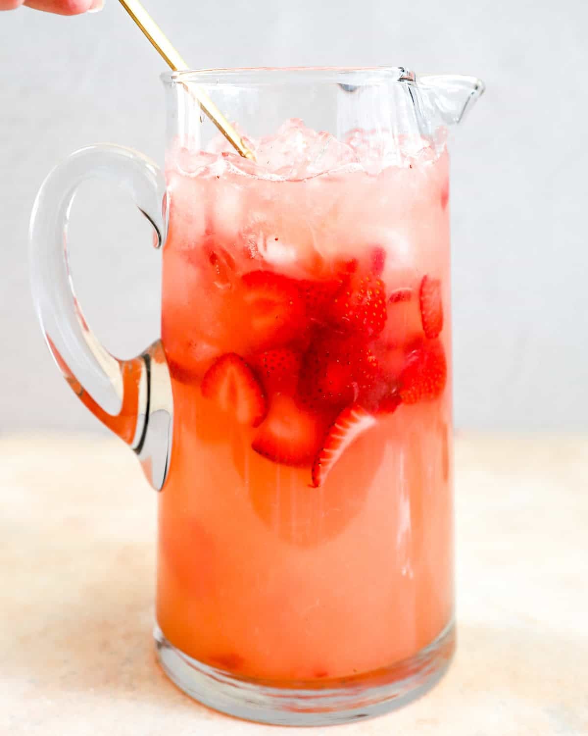 aggiungendo fragole alla limonata alla fragola
